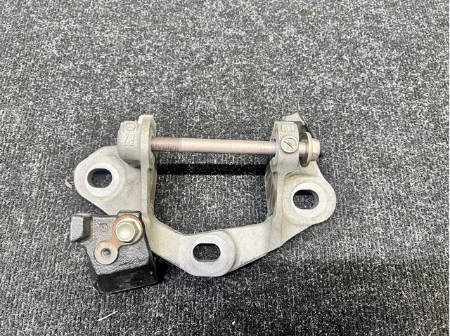Кронштейн подушки коробки передач TK783908YC MAZDA