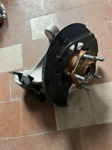 Цапфа - поворотний кулак передній, лівий 400156RR0A NISSAN