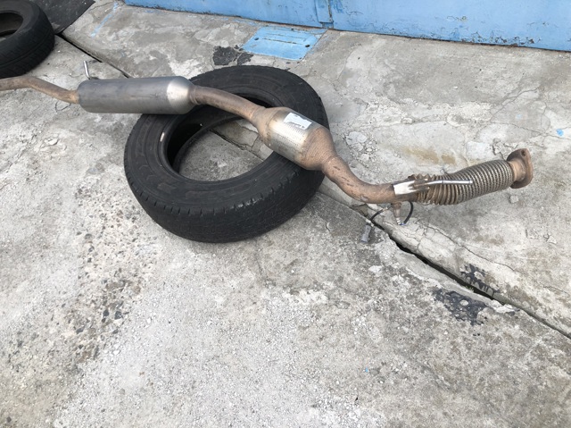 Глушник передній 1741025670 TOYOTA