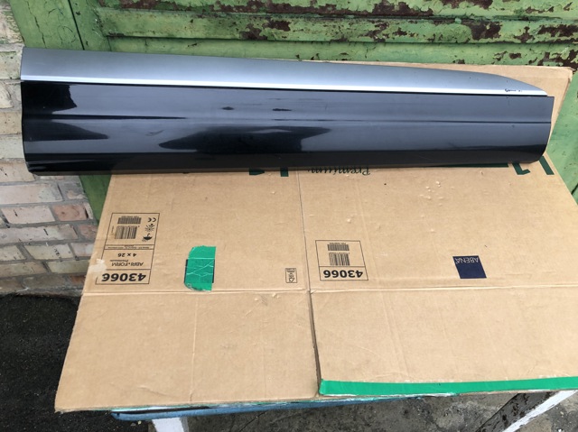 Молдинг передніх правих дверей, нижній 4M0853960GGRU VAG
