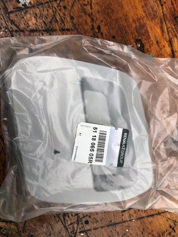 Заглушка бампера буксирувального гака, передня 511806505R RENAULT