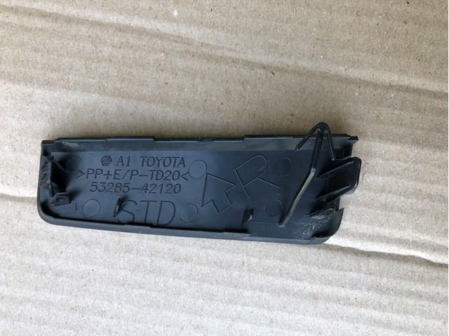 Заглушка бампера буксирувального гака, передні праві 5328542120 TOYOTA