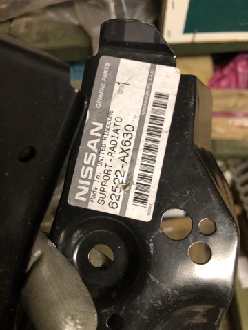 Рамка радіатора права 62522AX630 NISSAN