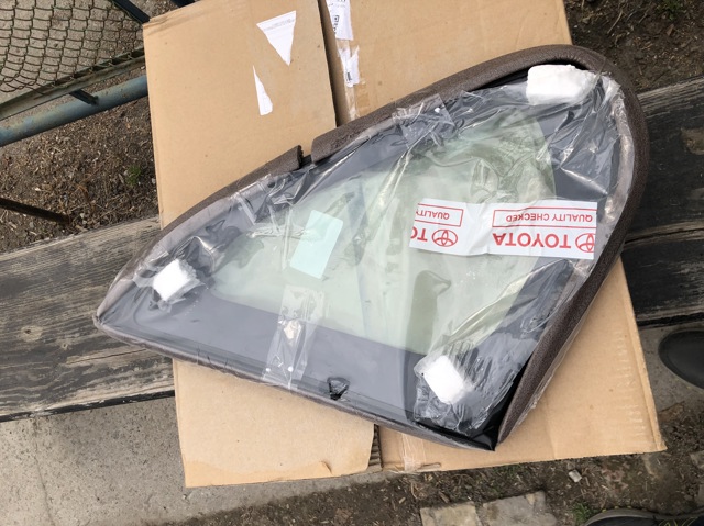 Скло кузова/багажного відсіку, праве 6271042350 TOYOTA