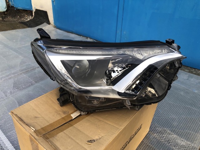 Фара передня права 8113042650 TOYOTA