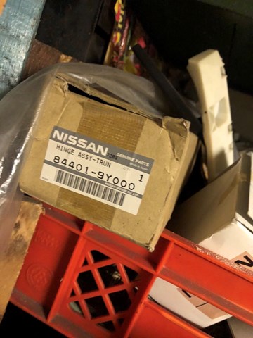 Шарнір кришки багажника 844019Y000 NISSAN
