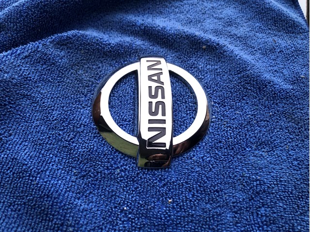 Фірмовий значок на кришку багажника 84890JG000 NISSAN