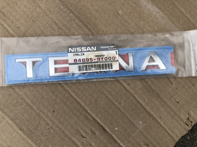 Емблема кришки багажника, фірменнийзначок 848959Y000 NISSAN