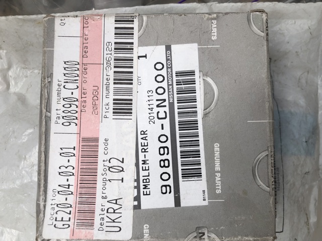 Емблема кришки багажника, фірмовий значок 90890CN000 NISSAN