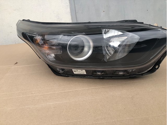 Фара передня права 92102J7001 HYUNDAI