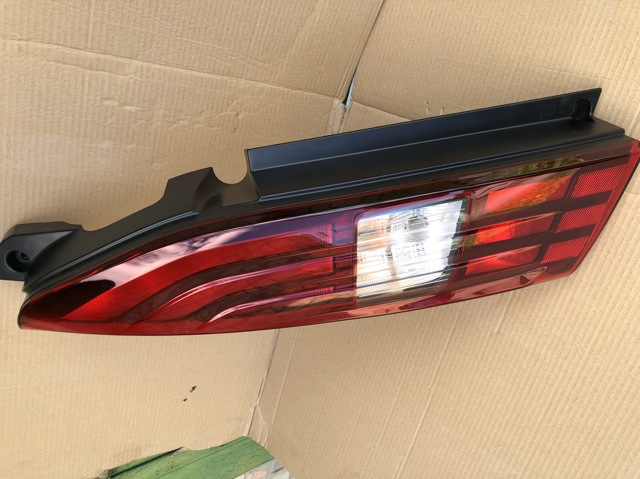 Задня ліва фара 9819427380 PEUGEOT