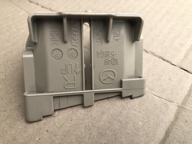 Кронштейн форсунки омивача фар KD49518G4 MAZDA