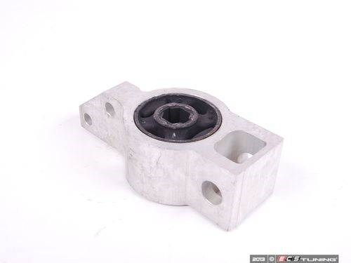 Сайлентблок переднього важеля BSG90700030 BSG