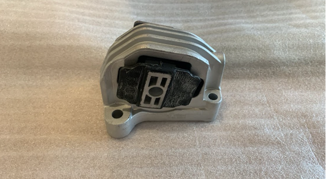 Права подушка двигуна 30639214 VOLVO