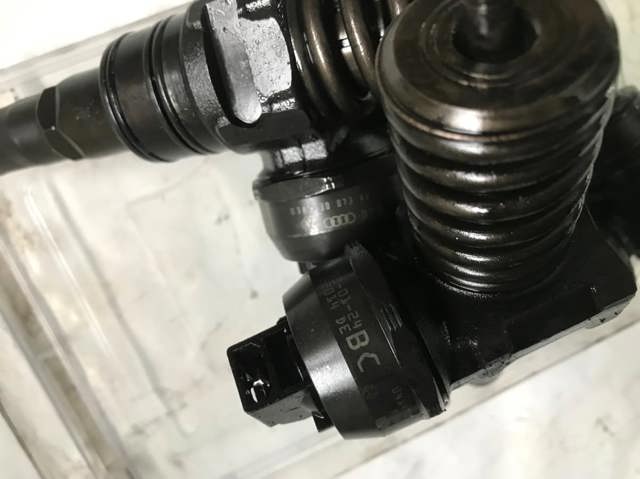 Форсунка дизельна в зборі, розпилювач + тримач 038130073AJ VAG