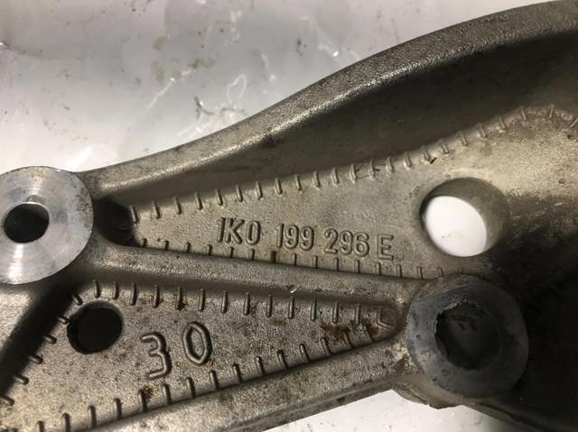 Кронштейн передньої балки 1K0199296E VAG