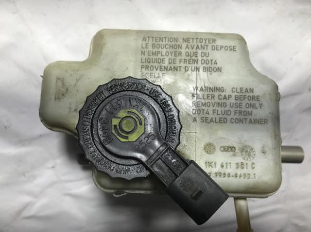 Бачок головного гальмівного циліндру (гальмівної рідини) 1K1611301C VAG