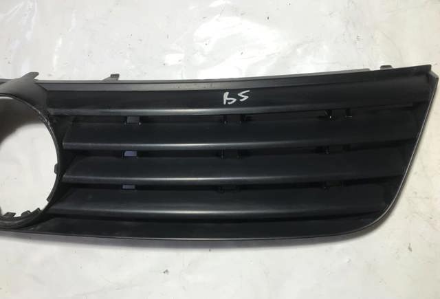 Решітка радіатора 3B0853653C VAG