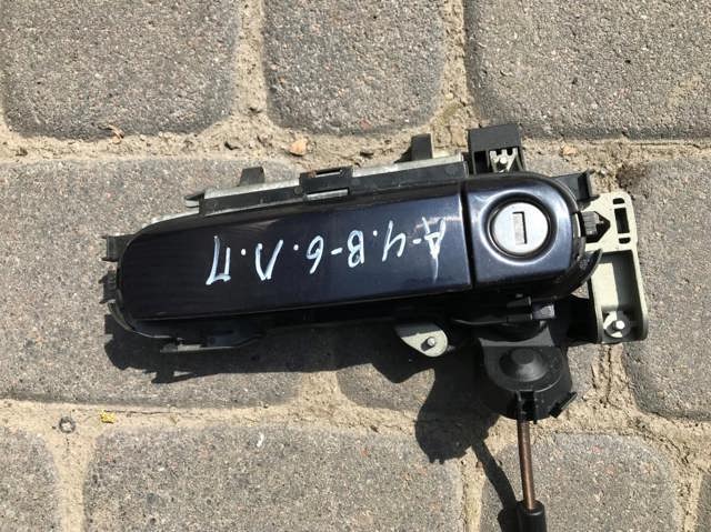 Тримач зовнішньої ручки дверей, правих дверей 4B0839885 VAG