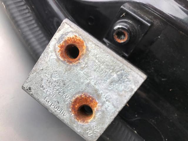 Петля заднтої двері, правої 7L0833402A VAG