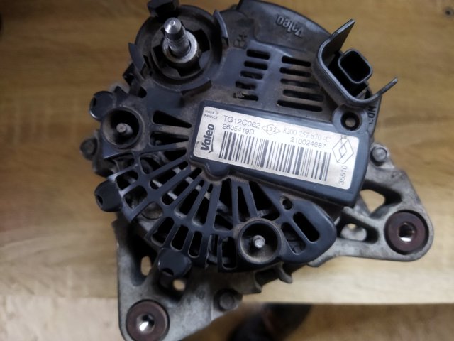 Генератор автомобільний 8200757870 RENAULT