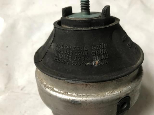 Права подушка мотора 8D0199382L VAG