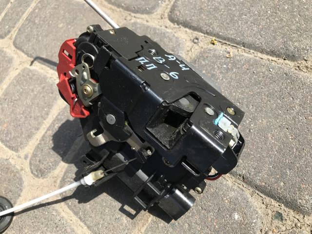 Замок двері правої передньої 8E1837016C VAG