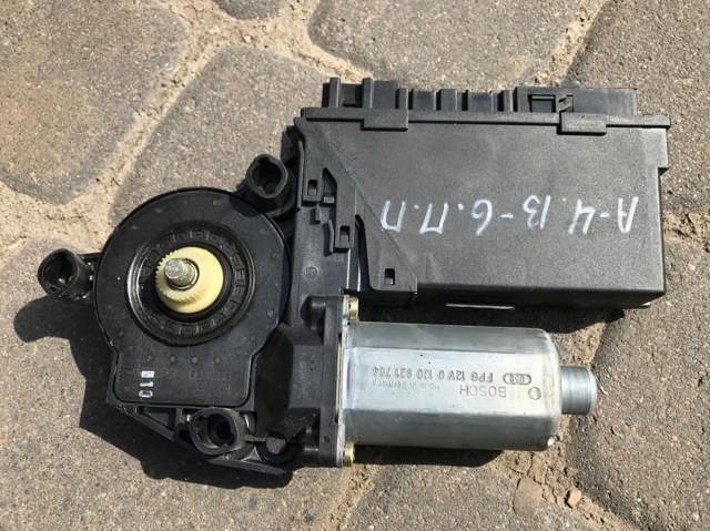 Двигун склопідіймача двері передньої, правої 8E1959802B VAG