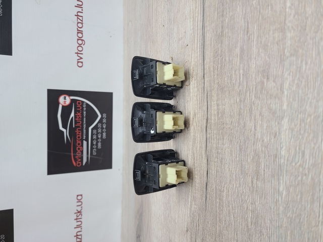 Кнопка підйомника переднього правого скла 254217475R RENAULT