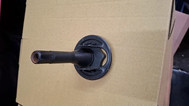 Болт кріплення запасного колеса 7703041034 RENAULT