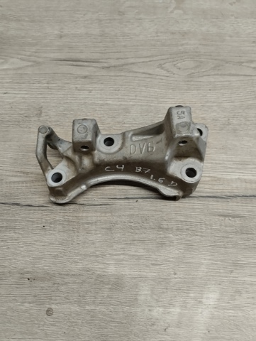 Кронштейн подушки (опори) двигуна, правої 9688615780 PEUGEOT