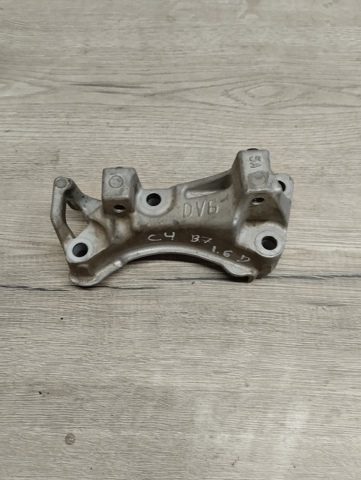 Кронштейн подушки (опори) двигуна, правої 9688615780 PEUGEOT