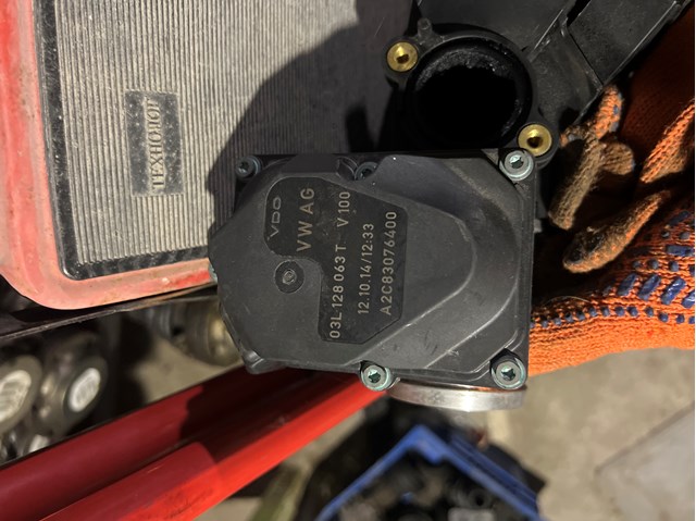 Дросільна заслінка в зборі 03L128063T VAG