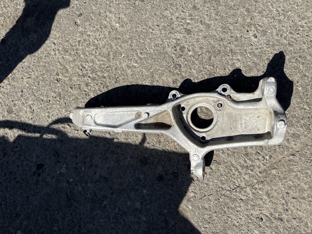 Кулак поворотний передній правий 104431600E TESLA