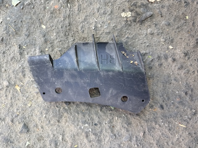 Кронштейн бампера переднього, правий 108417000B TESLA