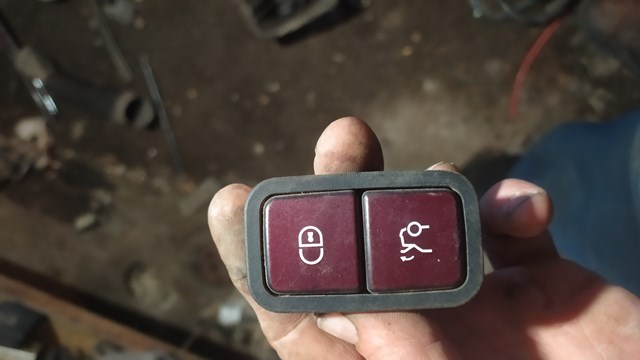 Кнопка салону приводу замка 3/5 двері (ляди) / кришки багажнику 2208211479 MERCEDES