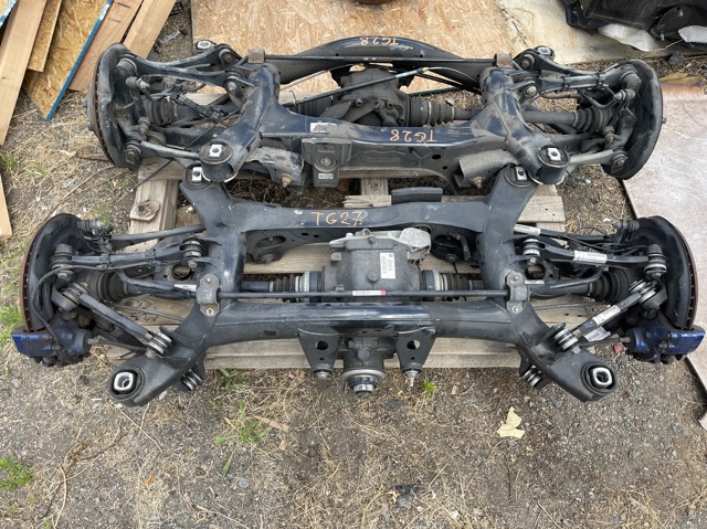 Цапфа поворотна права 33326792516 BMW
