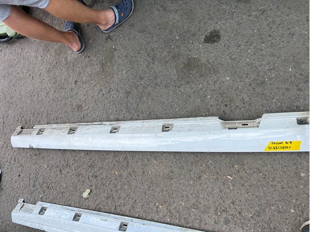 Накладка зовнішня (молдинг) порога, правий 3C8853856F VAG