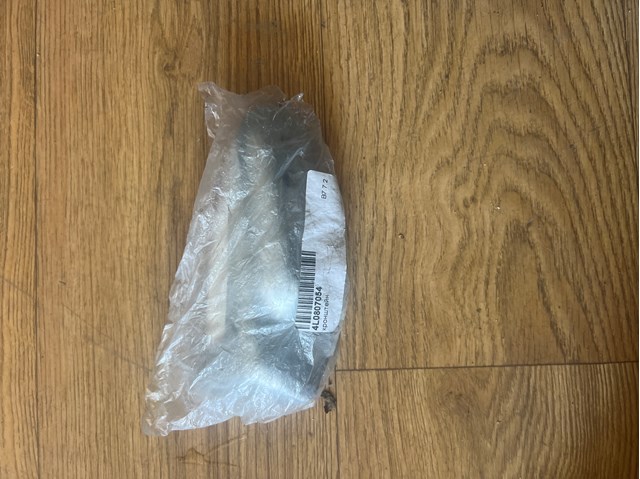 Кронштейн кріплення бампера переднього правий 4L0807054 VAG