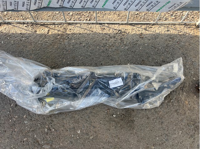 Кронштейн бампера заднього, центральний 4L0807329 VAG