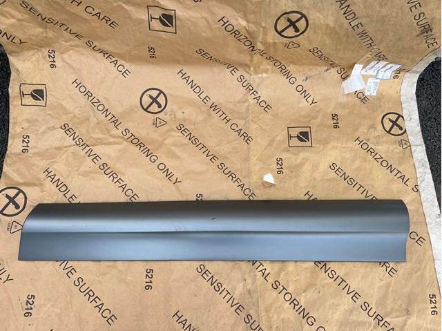 Накладка передньої правої двері 4L0853960H VAG