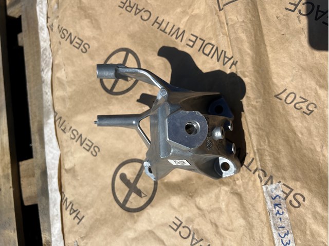 Кронштейн подушки (опори) двигуна, лівої 4M0199307AF VAG