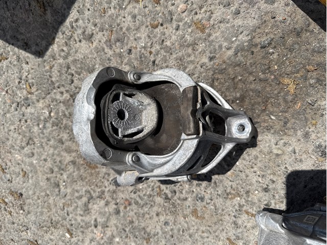 Права подушка двигуна 4M0199372B VAG