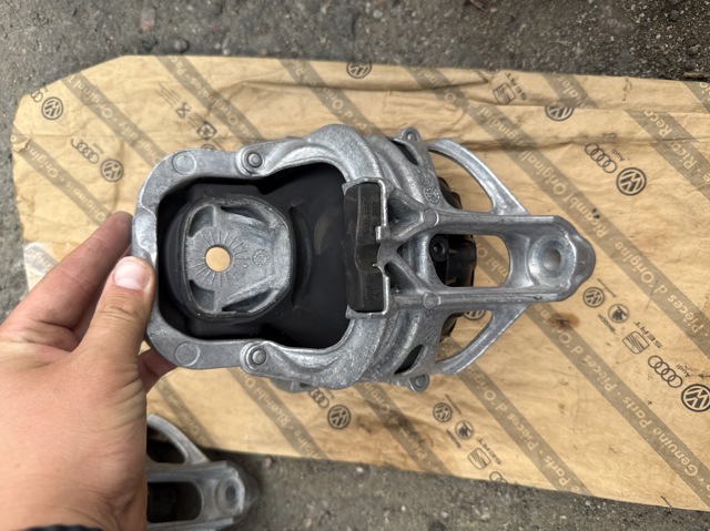 Права подушка мотора 4M0199372M VAG