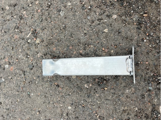 Кронштейн підсилювача переднього бампера 4M0802037A VAG