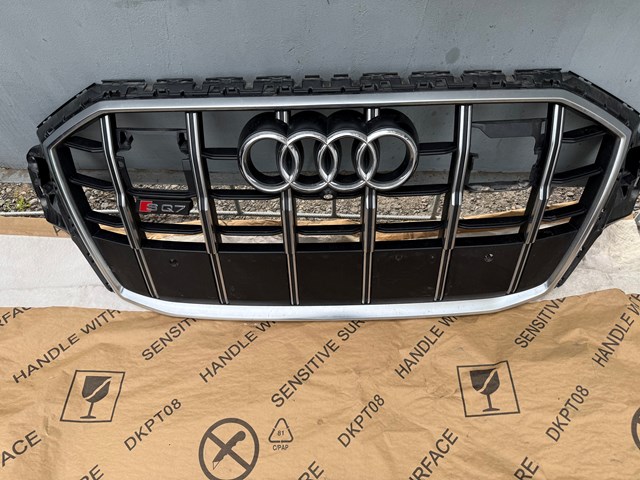 Решітка радіатора 4M0853651AK VAG