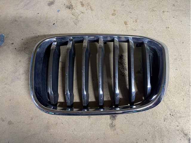 Решітка радіатора ліва 51137478669 BMW