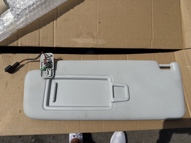 Козирок сонцезахисний автомобіля 5G0857551AM VAG