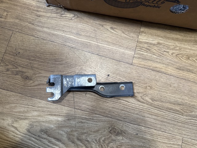 Завіса капота права 6R0823302A VAG