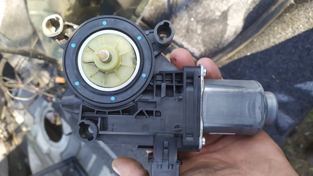 Двигун склопідіймача двері передньої, правої 6R0959812T VAG